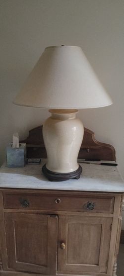 2 table lamps w/shades