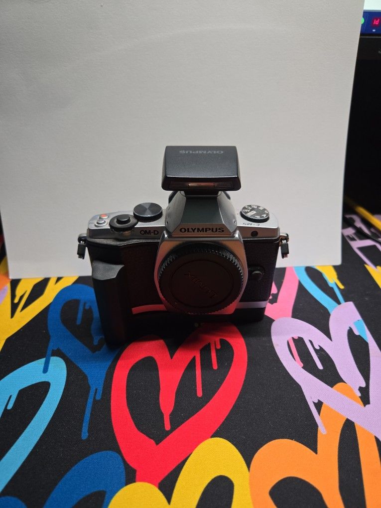 Olympus OM-D E-M5 MK I BODY W/ Battery and Charger