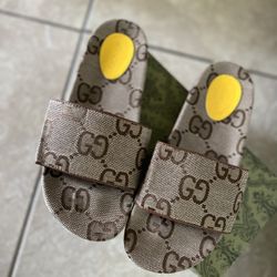 Men SIZE 8 GUCCI SLIDES 
