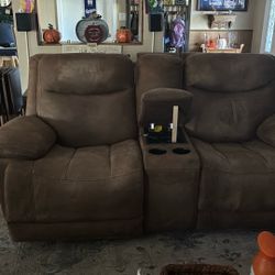Large Sectional Seat About 7 5 Recliners 2 Are Electric And 2 Pieces With Cup Holders Are Also Storage With 2 Usb Ports In Each