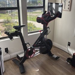 PELETON BIKE WITH SHOES & Weights