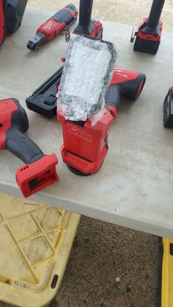 Milwaukee
M12 ROVER Multi-Directional
Flood Light w/ PACKOUT
Compatibility (Tool-Only)