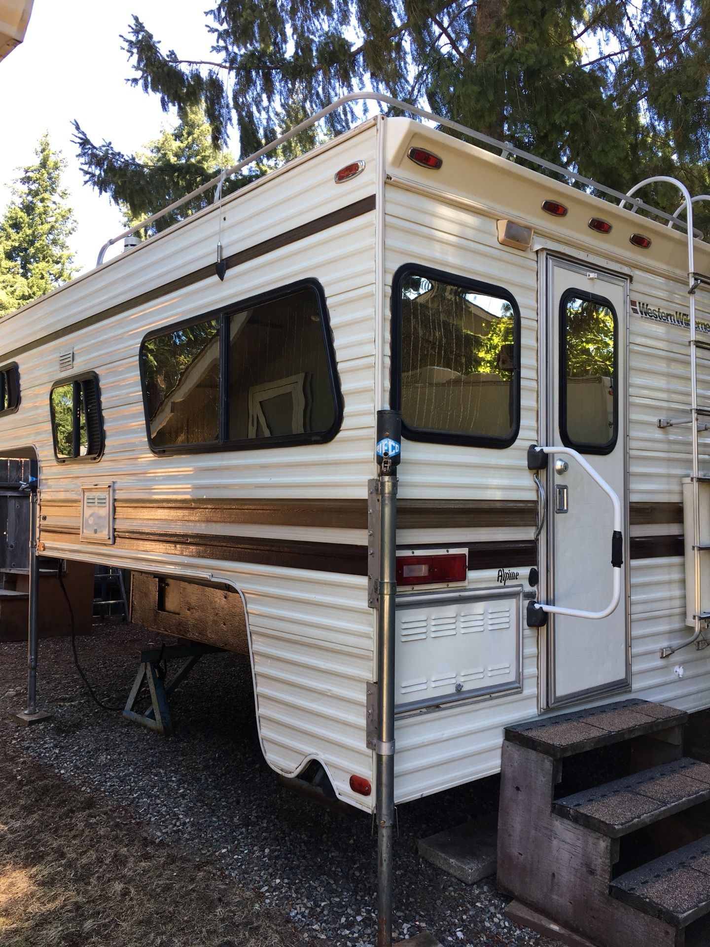 10’ Western Wilderness Alpine Camper