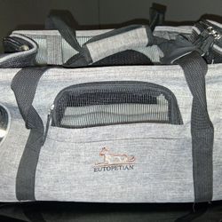 Pet Transport Carrier by Eutopetian.