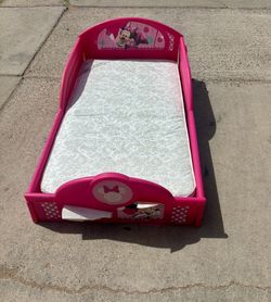 Disney Minnie Mouse Plastic Sleep and Play Toddler Bed by Delta Children/ Mattress 