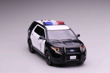596 1:64 2013 Ford Explorer White SUV Los Angeles Police LAPD Diecast