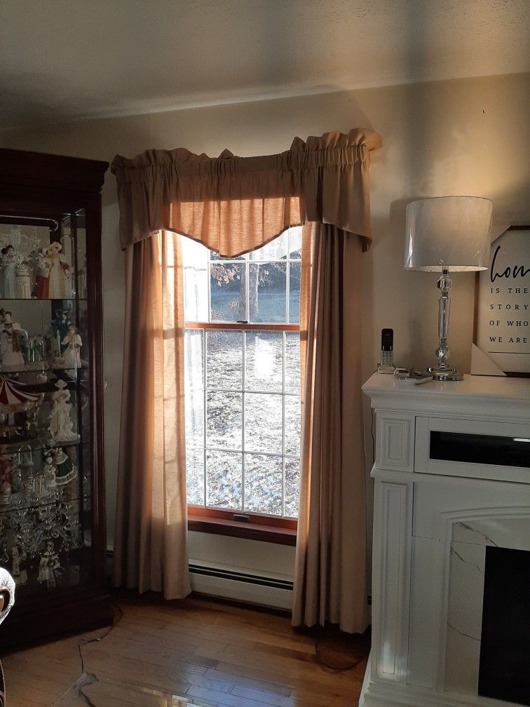 4 Pair's Of Single Window Drapes And One Pair of Double Window Drapes. 