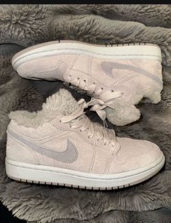 Women size 6 sherpa Nike air jordan