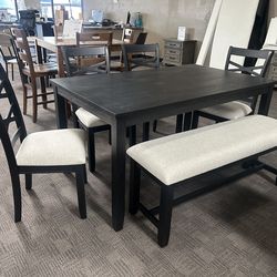Black and white modern table set
