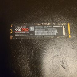  Samsung 990 PRO NVMe M.2 SSD, a high-performance internal solid-state drive. 