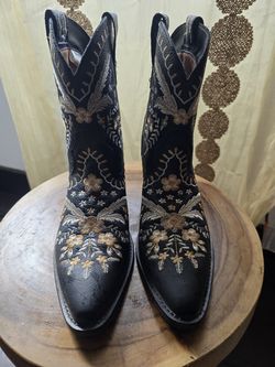 NEW NEVER WORNDingo floral embroidery cowboy boots size 8.5