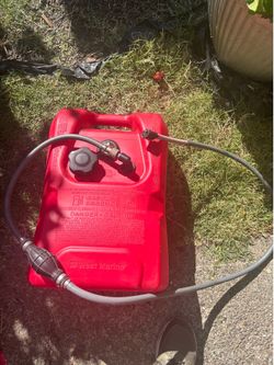 Boat gas tank with primer