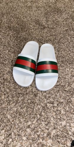 White Gucci slides (GREAT CONDITION)