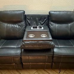 Reclining Loveseat w/ Console & Cupholders – Great Condition