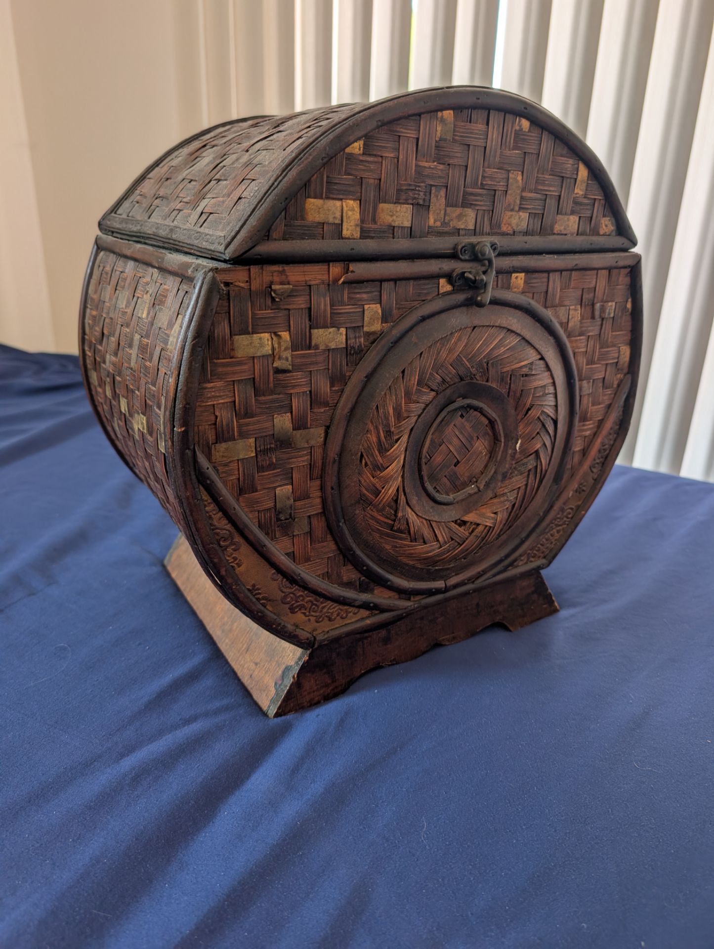 Round bamboo chest for shelf