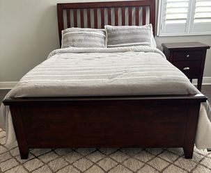 City Furniture Full Bedroom Set | Full Sleigh Bed, Mattress, Dresser & Nightstand | Excellent Condition