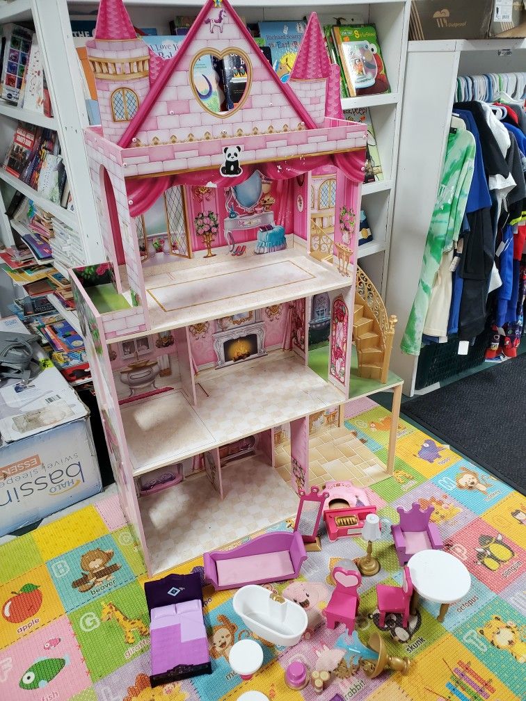 Doll House with Accessories 
