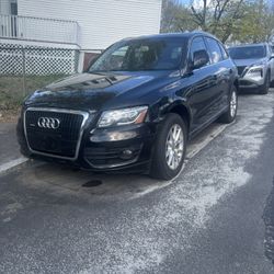 Audi Q5 2010 $4000  OBO AS IS !!!!