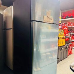 GE


17.5 cu. ft. Top Freezer
Refrigerator in Stainless
Steel, ENERGY STAR
has small scratch in
the back