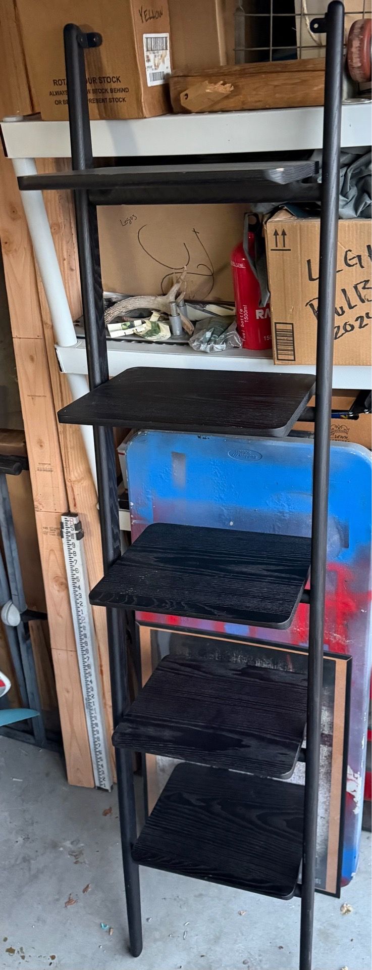 Leaning bookshelf