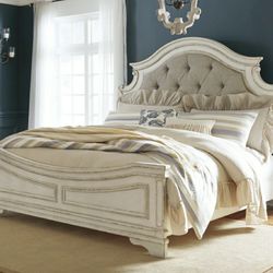Realyn Chipped White Queen Panel Bed

