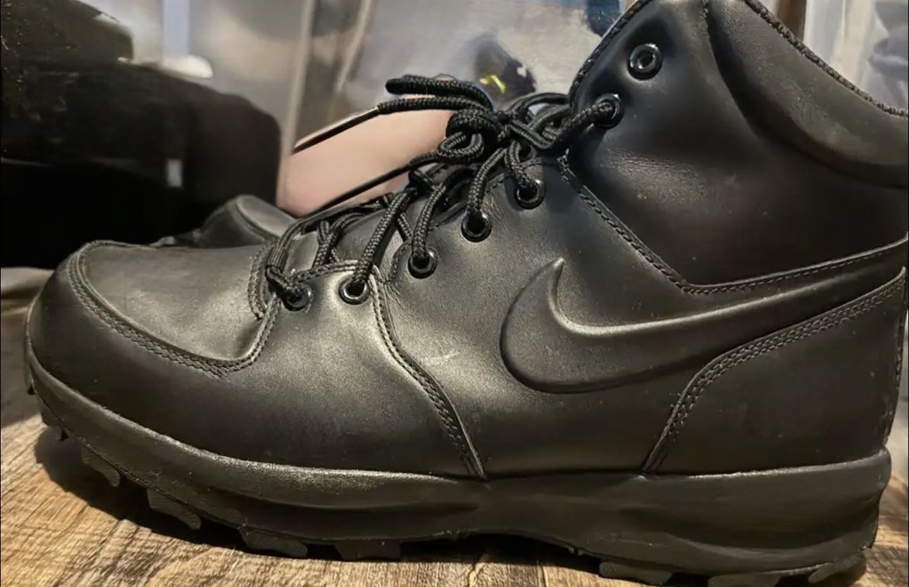 New Nike Manoa Black Leather Boots Men’s size 11 1/2