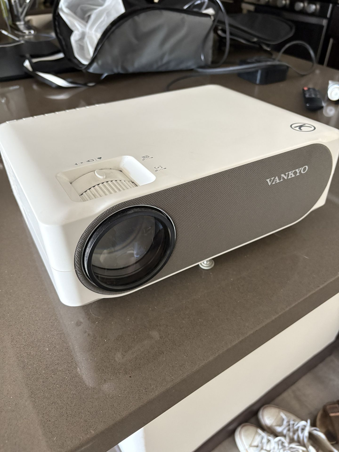 Vankyo - 1080p Projector with 250 Lumens + Bag