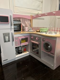 Kid Kraft Kitchen and toys