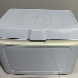45 Qt White Rubbermaid Cooler