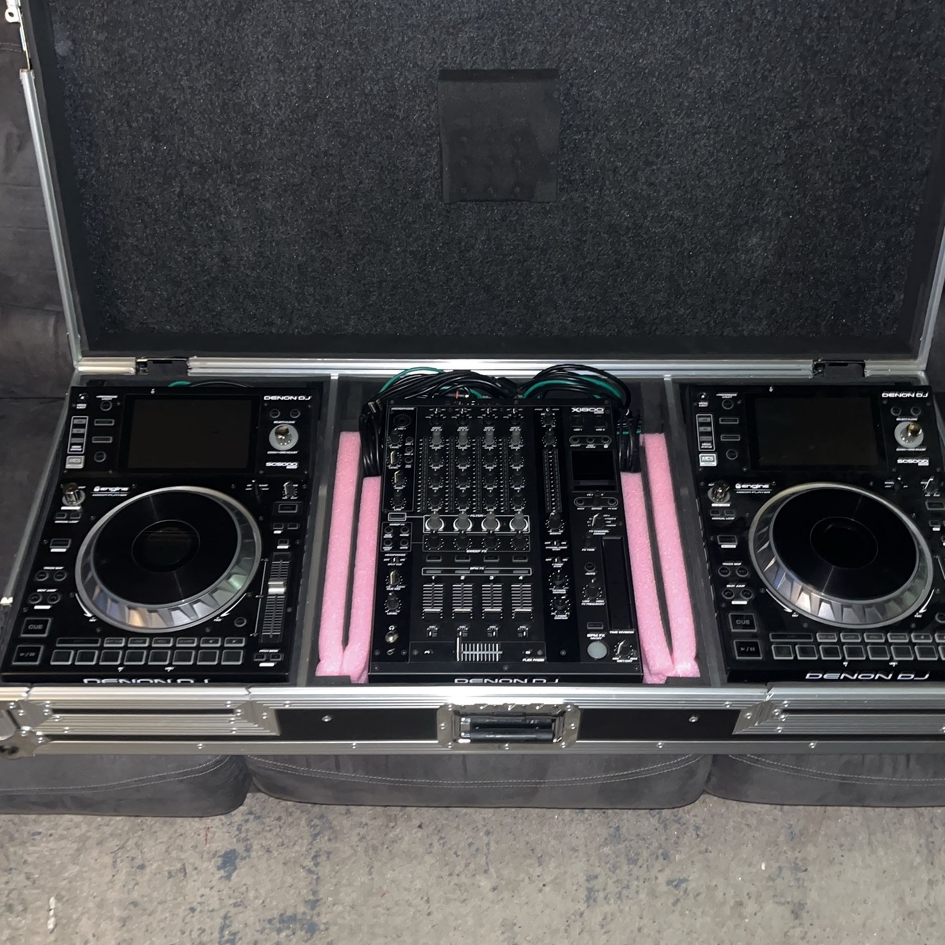 Denon Dj Turntables Mixer & Case