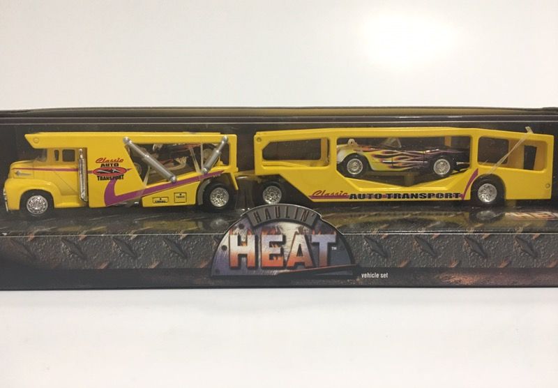 CLASSIC AUTO TRANSPORT *LIMITED EDITION* HOT WHEELS 2001 HAULIN' HEAT 1:64