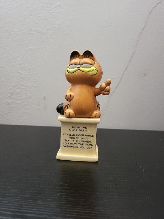 Vintage Enesco Garfield Ceramic Statue " Life Is Like A Hot Bath..." Preowned