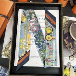 Hermès twilly 100% mulberry silk, 18 micron satin silk 86x5cm Double-sided pattern