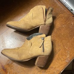 Steve Madden Size 5.5 Beige Low cut Boots 