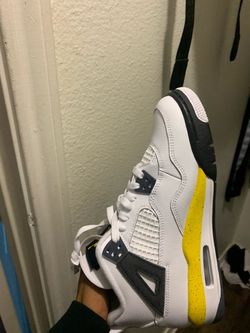 Jordan 4’s size 7 in boys