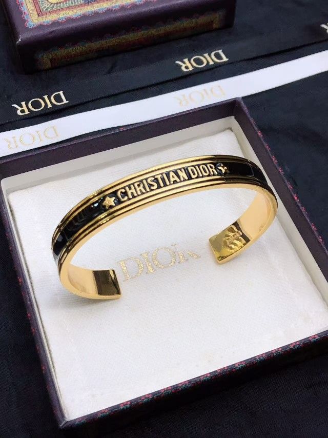 Fashionable letter bracelet
