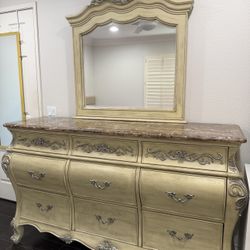 Complete 3-Piece Bedroom Dresser Set with Mirror – Excellent Condition