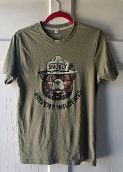 Smokey The Bear Retro T-shirt
Size Adult Small 
Pre-loved 
Excellent condition 
No rips or stains 
Super clean