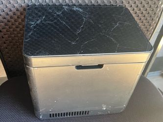 Portable Cooler with Marble-Look Lid