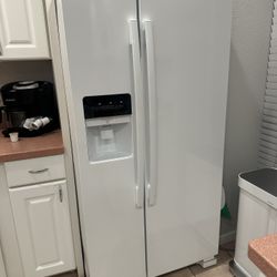 Amana Refrigerator 21 cu ft External ice and water dispenser Model # ASI2175GRW