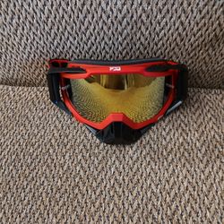 100% SKI/MOTORCYCLE GOGGLES.  GOLD LENS.  ADJUSTABLE STRAP.  NEW.  PICKUP ONLY.