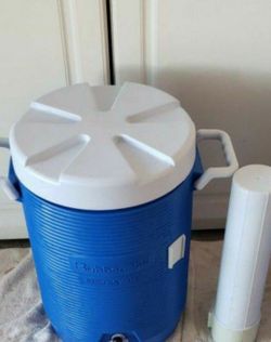 Rubbermaid 5 gallon beverage sports event drink cooler w/ spout & cup dispenser