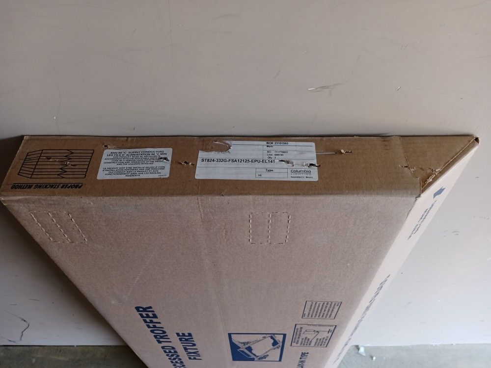 New Columbia Hubbell Lighting Fixtures 2x4' Troffer