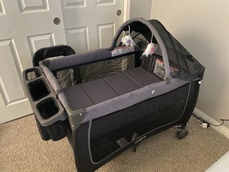 3 in 1 bassinet, playpen, diaper changing station