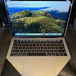 MacBook Pro 2019 (13-inch) w/ Touch Bar and Leather Case 