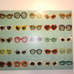 LARGE SUNGLASSES PICTURE