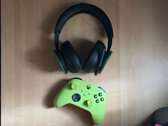 Xbox Series S/X Wireless Controller and Headset Bundle