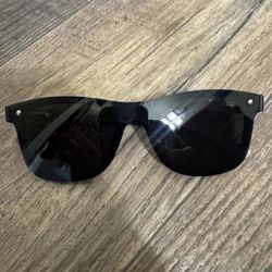 Vira Sun Venice Sunglasses.  Black.  Polarized.  Worn once. 