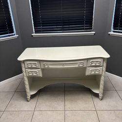 Girls Desk with Drawers and Pull Out Tray