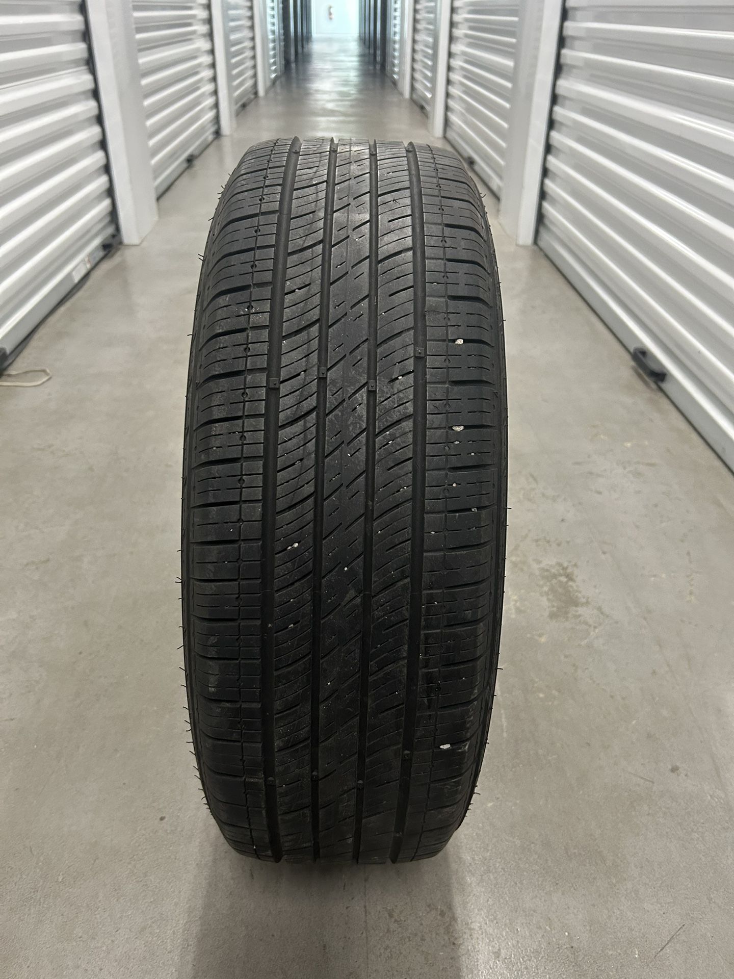 225/65R17 Kumho Solus